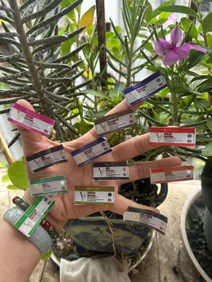 Étiquettes de flacon de 2 ml pour différents produits peptidiques imprimées en or rond