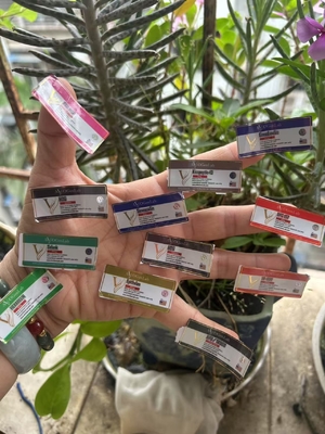 Étiquettes de flacon de 2 ml pour différents produits peptidiques imprimées en or rond